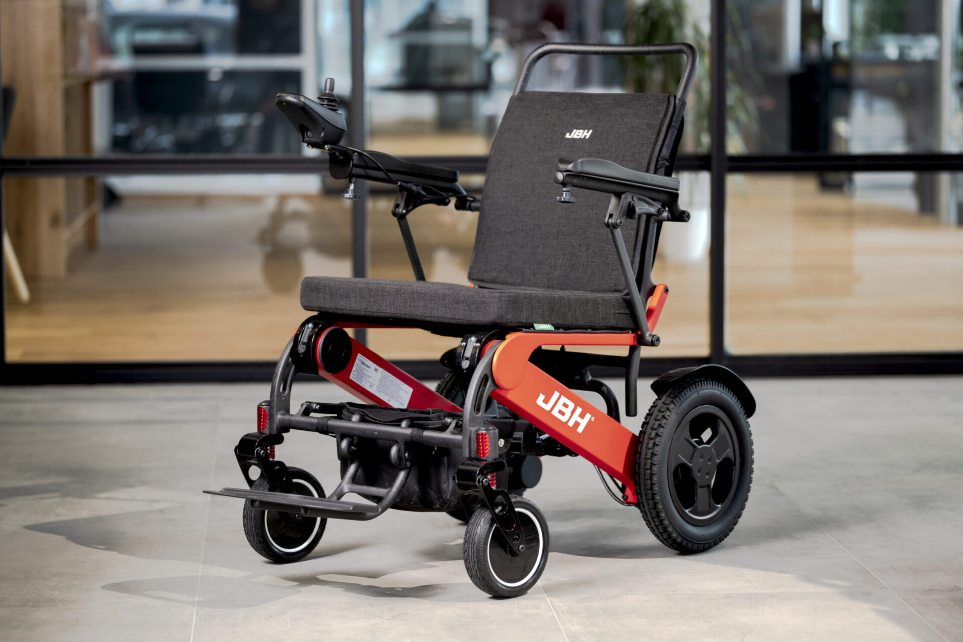 Krankenkasse: Dieses Bild zeigt den E-Rollstuhl JBH® Carbon 21 in Rot
