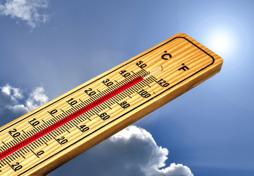 Dieses Bild zeigt ein Thermometer bei 40 Grad vor einem Himmel