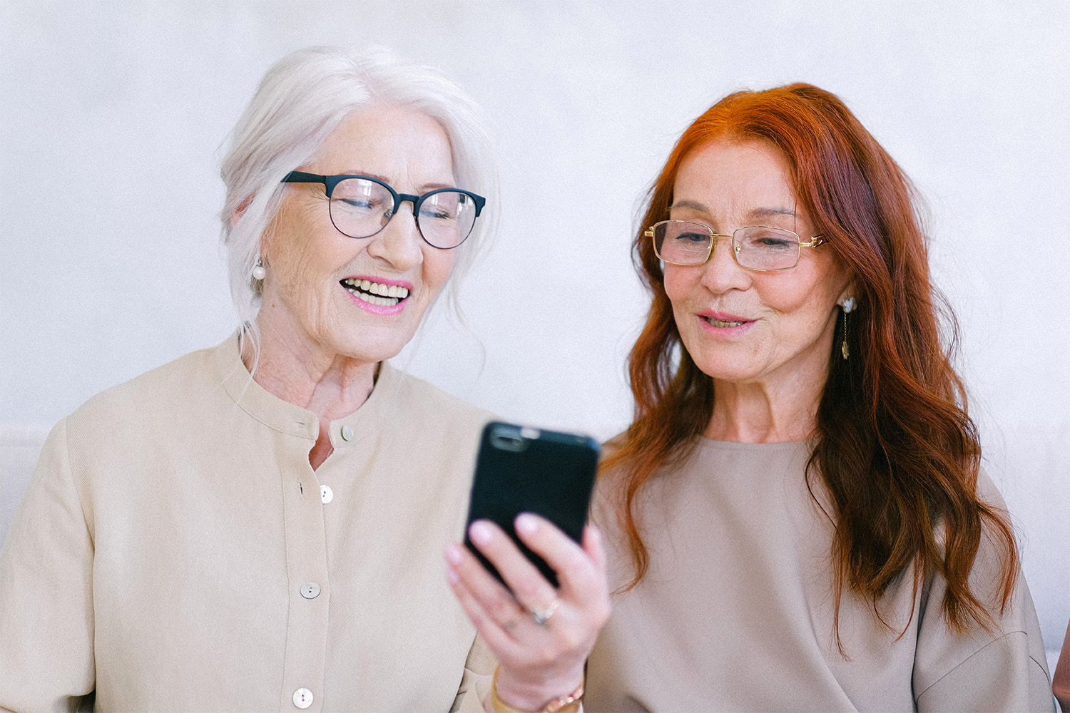 Zwei Frauen, sie sich Senioren Apps anschauen
