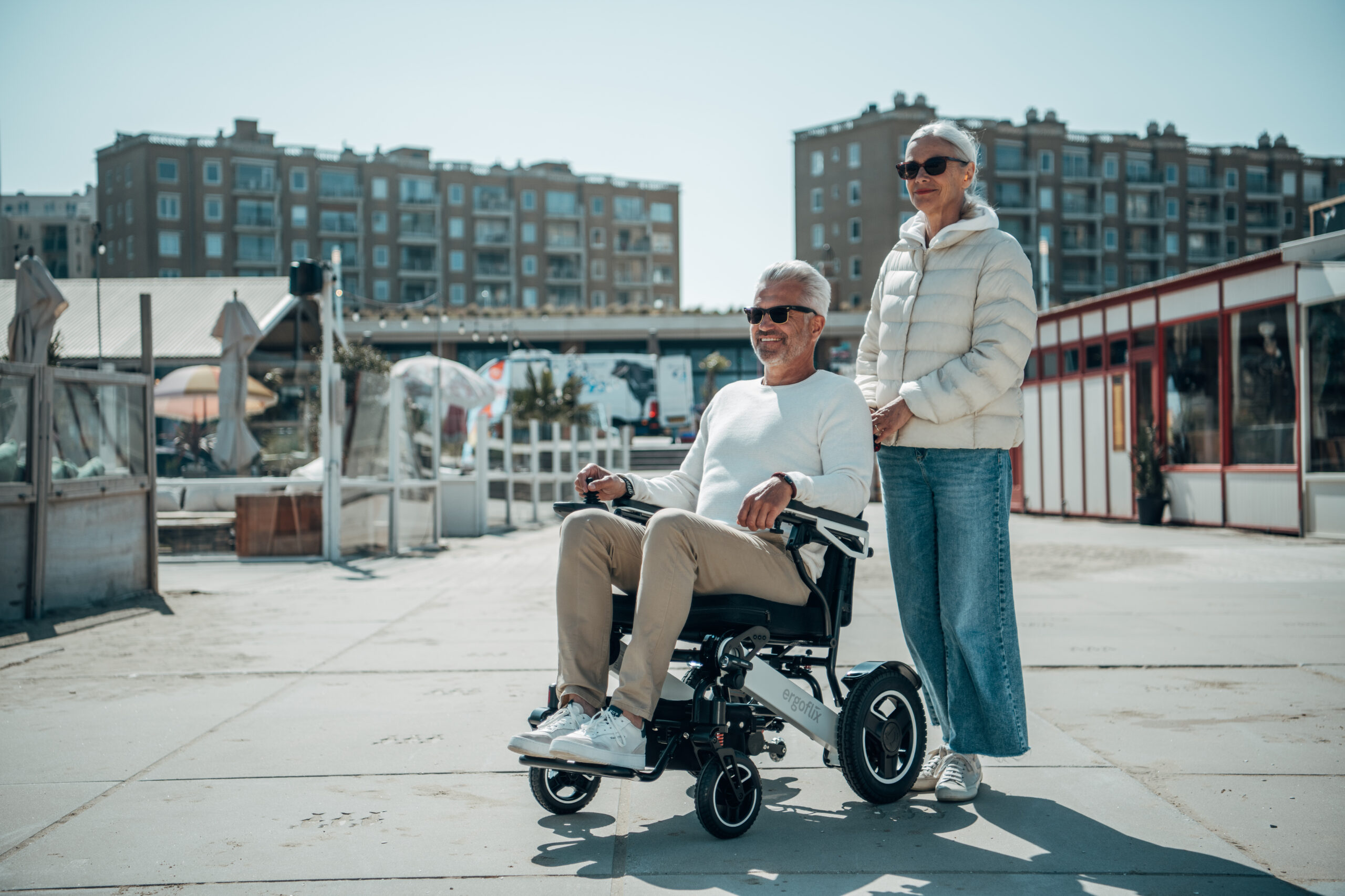 Dieses Bild zeigt einen Mann im Rollstuhl, der an Multiple Sklerose (MS) erkrankt ist