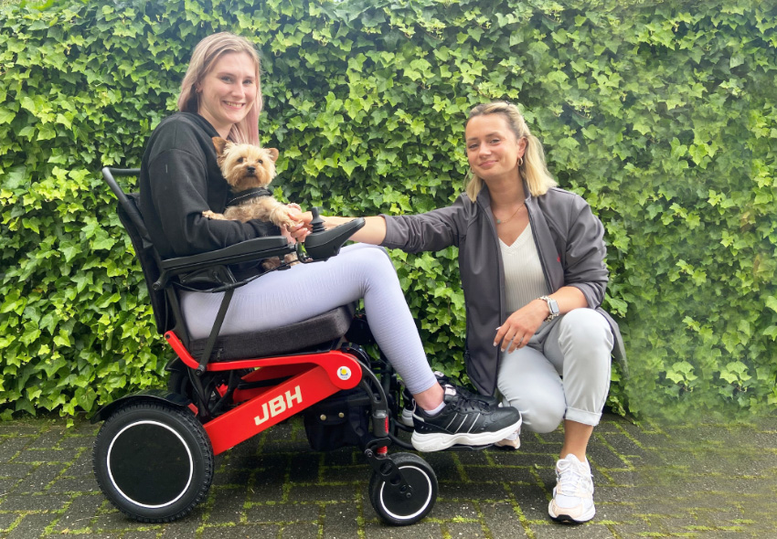 Rollstuhlspende JBH® Carbon 21 mit Cara und Christina