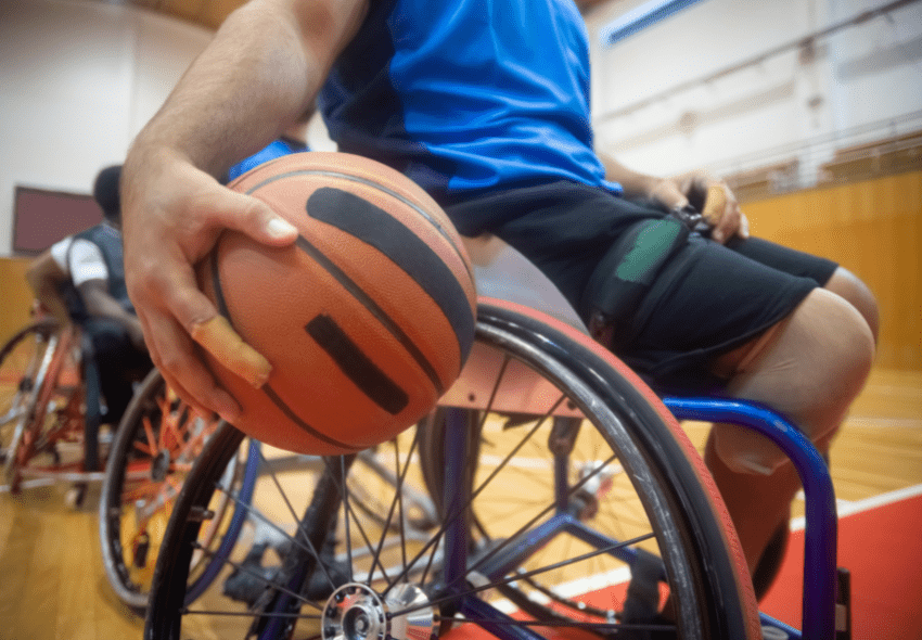 Dieses Bild zeigt einen Rollstuhl Basketball-Spieler