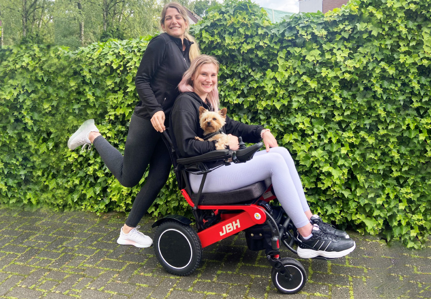 Das Bild zeigt Christina mit ihrer Rollstuhlspende und ihrer Physiotherapeutin Sina