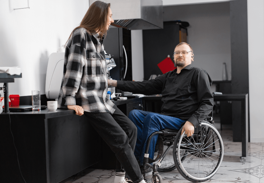 Dieses Bild zeigt einen Mann im Rollstuhl in einer Küche.