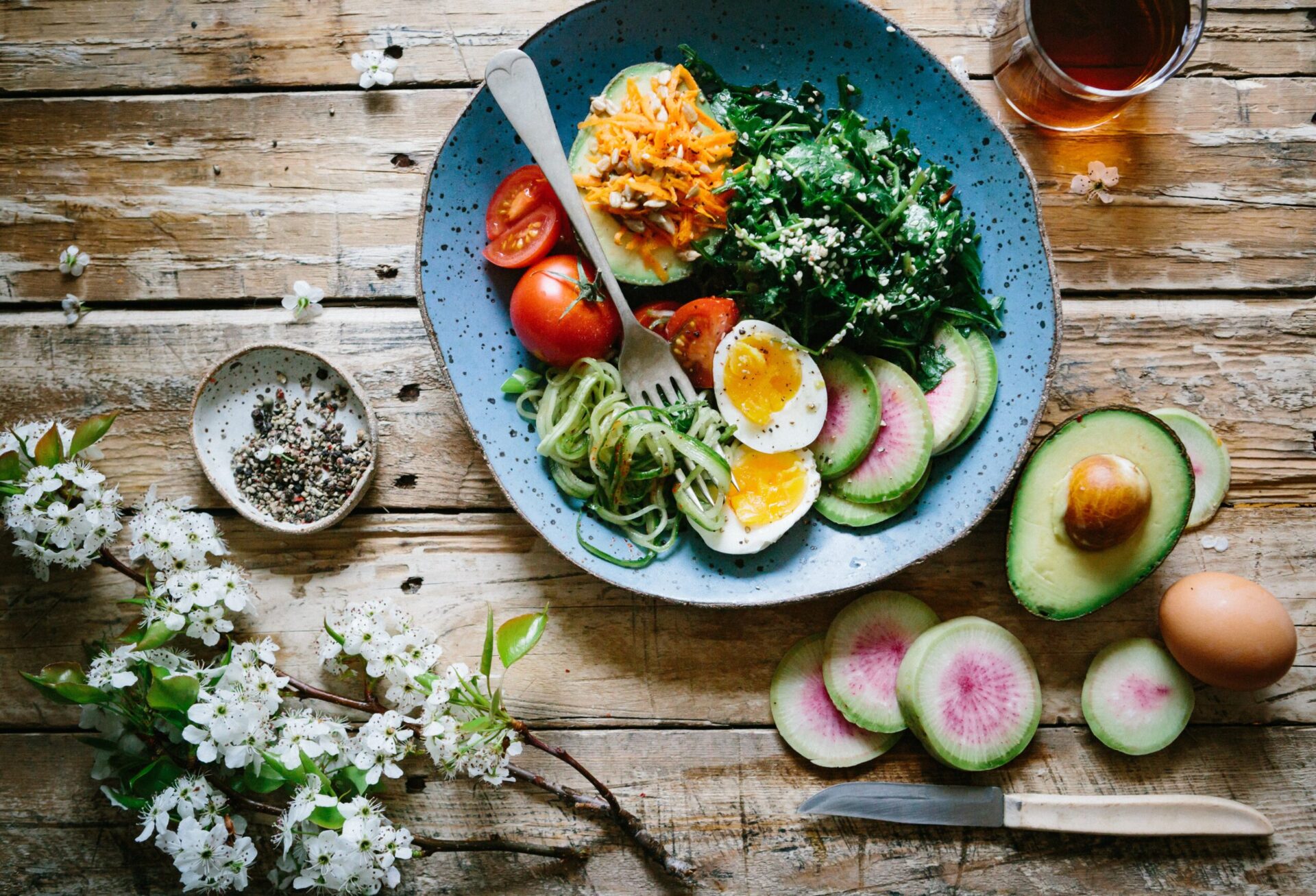 Das Bild zeigt einen gedeckten Tisch mit Essen als Symbolbild für Ernährung für ein gesundes Herz