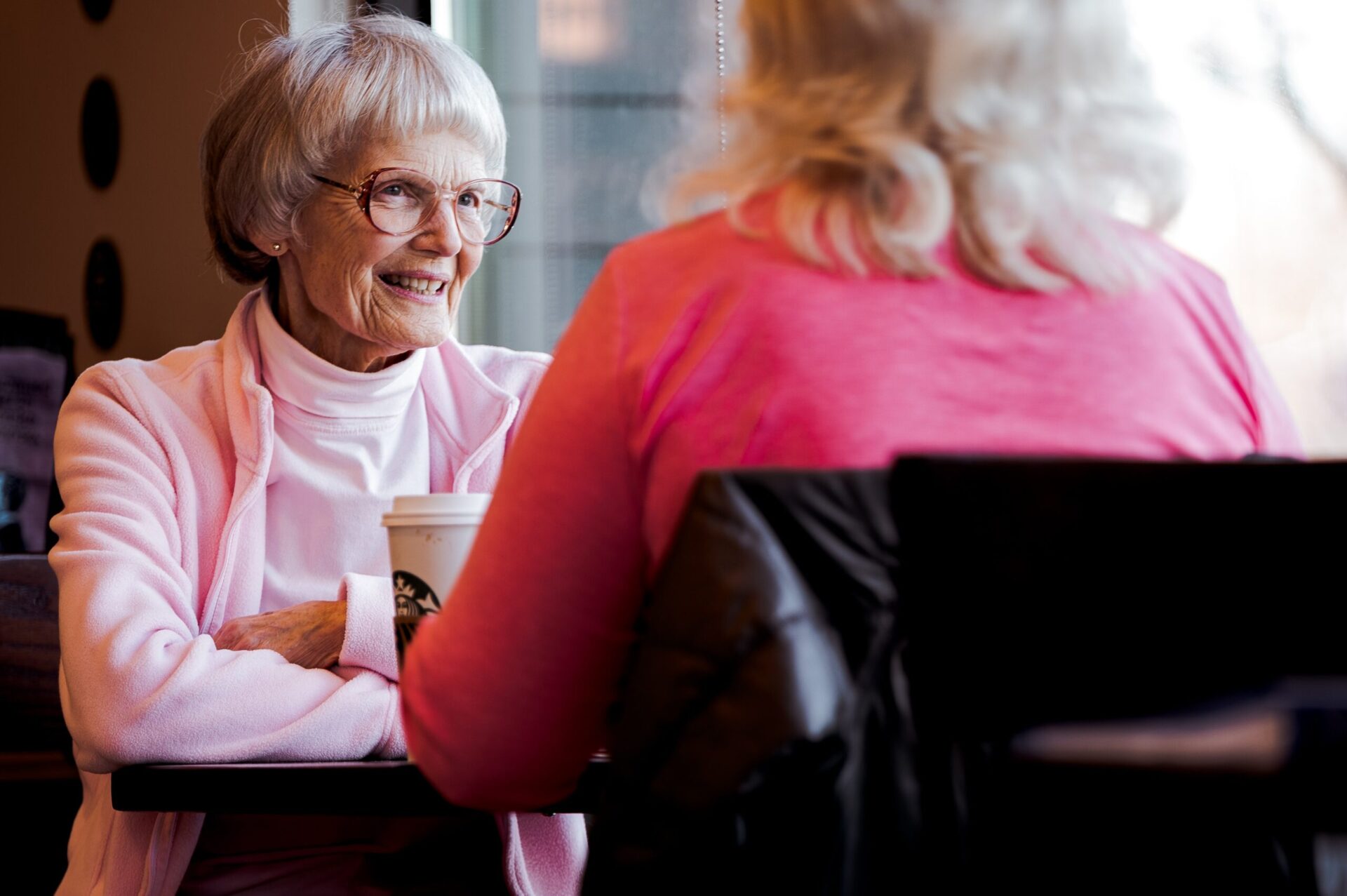 Dieses Bild zeigt eine ältere Dame in einem Cafe als Symbolbild für eine Mobilitätshilfe im Alter