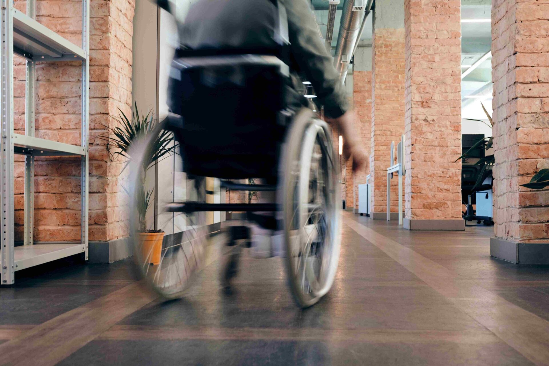 rollstuhl pflegegrad 2: Dieses Bild zeigt einen Rollstuhl im Haus