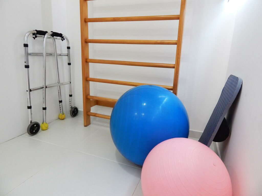 Sport nach Schlaganfall: Dieses Bild zeigt einen Raum, in dem Physiotherapie gemacht werden kann.