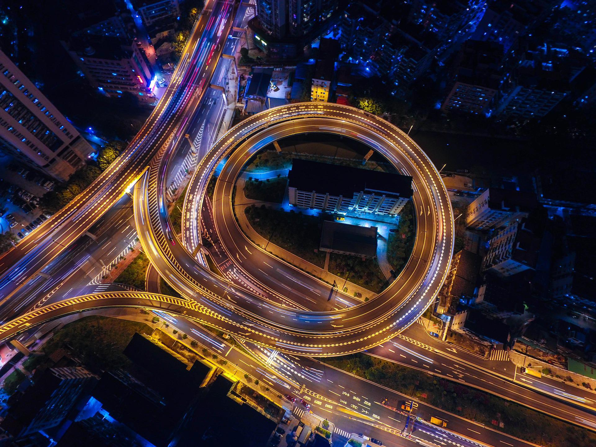 Zukunft Mobilität: Dieses Bild zeigt eine bunt beleuchtete große Straße von oben