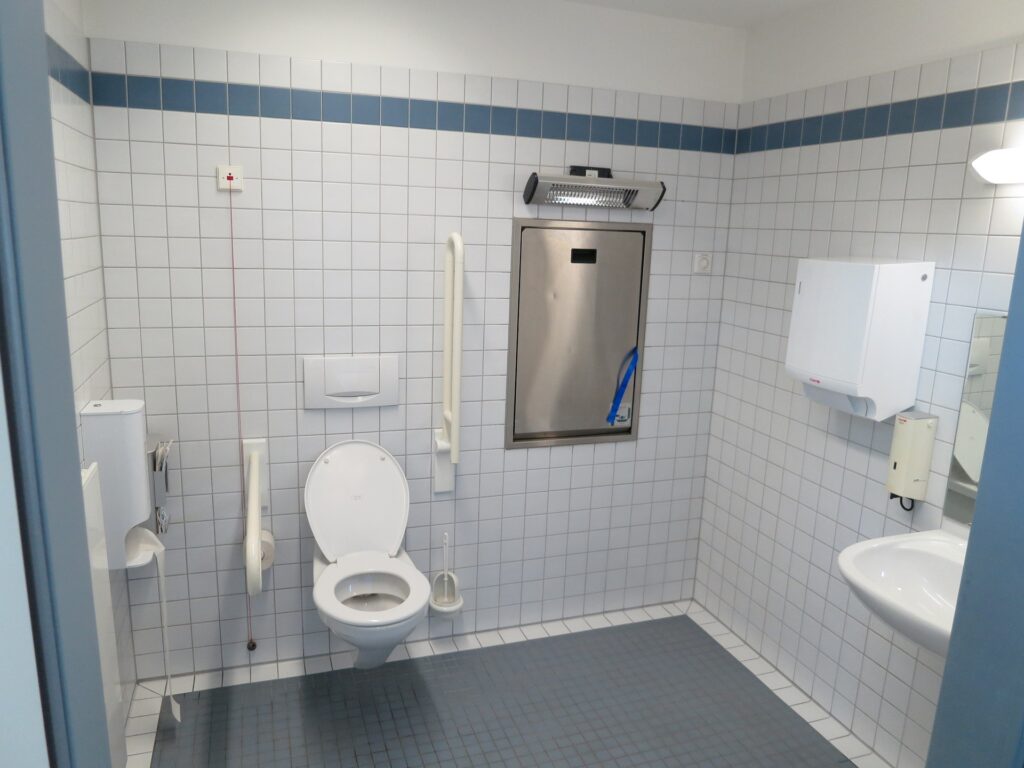 Dieses Bild zeigt eine Behindertentoilette, die mit dem Euroschlüssel geöffnet werden kann
