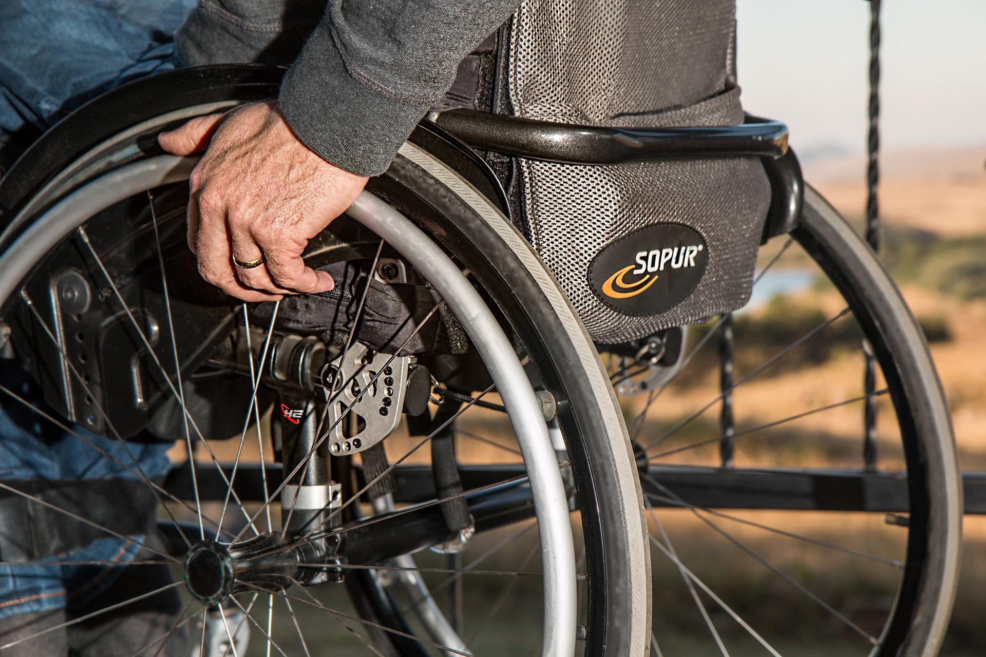 Pflegegrad Rollstuhl: Dieses Bild zeigt eine Person in einem manuellen Rollstuhl